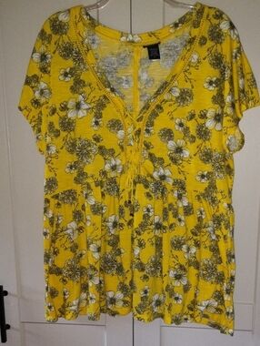 torrid Yellow Floral Lace-Up V-Neck Tunic Top Small Stain On Left Front.